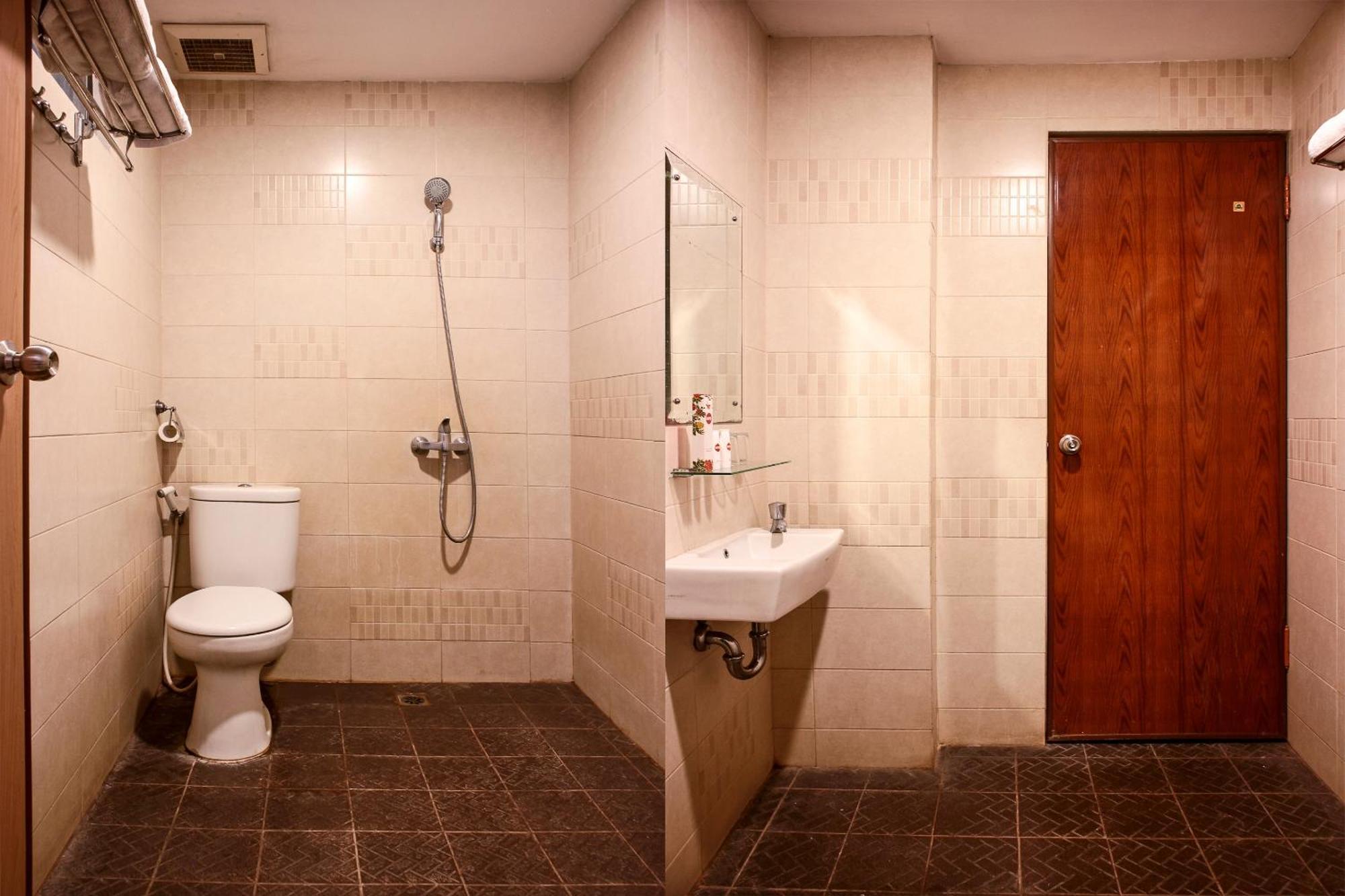 Oyo 1009 Hotel Bumi Malaya Медан Экстерьер фото