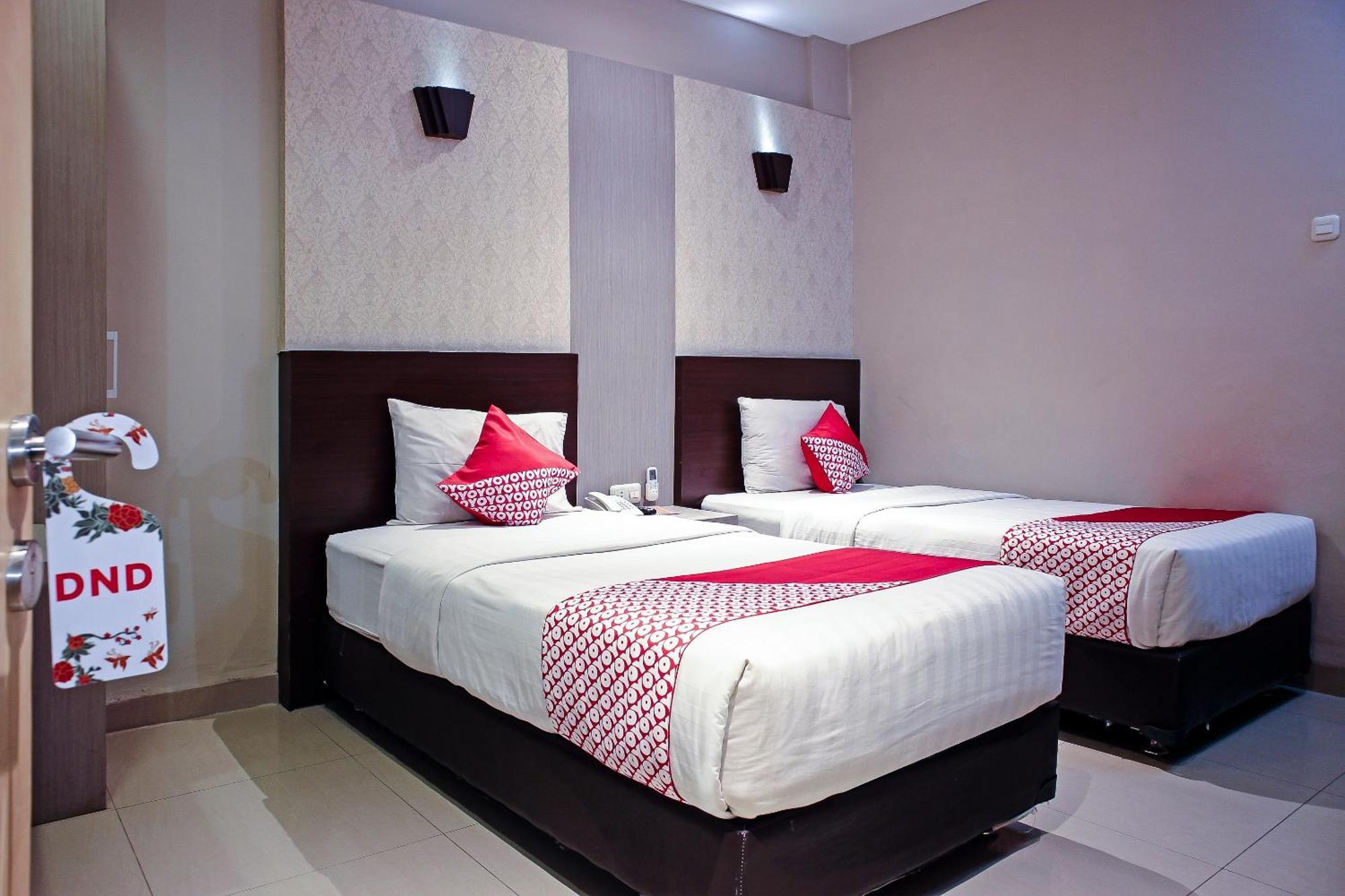 Oyo 1009 Hotel Bumi Malaya Медан Экстерьер фото