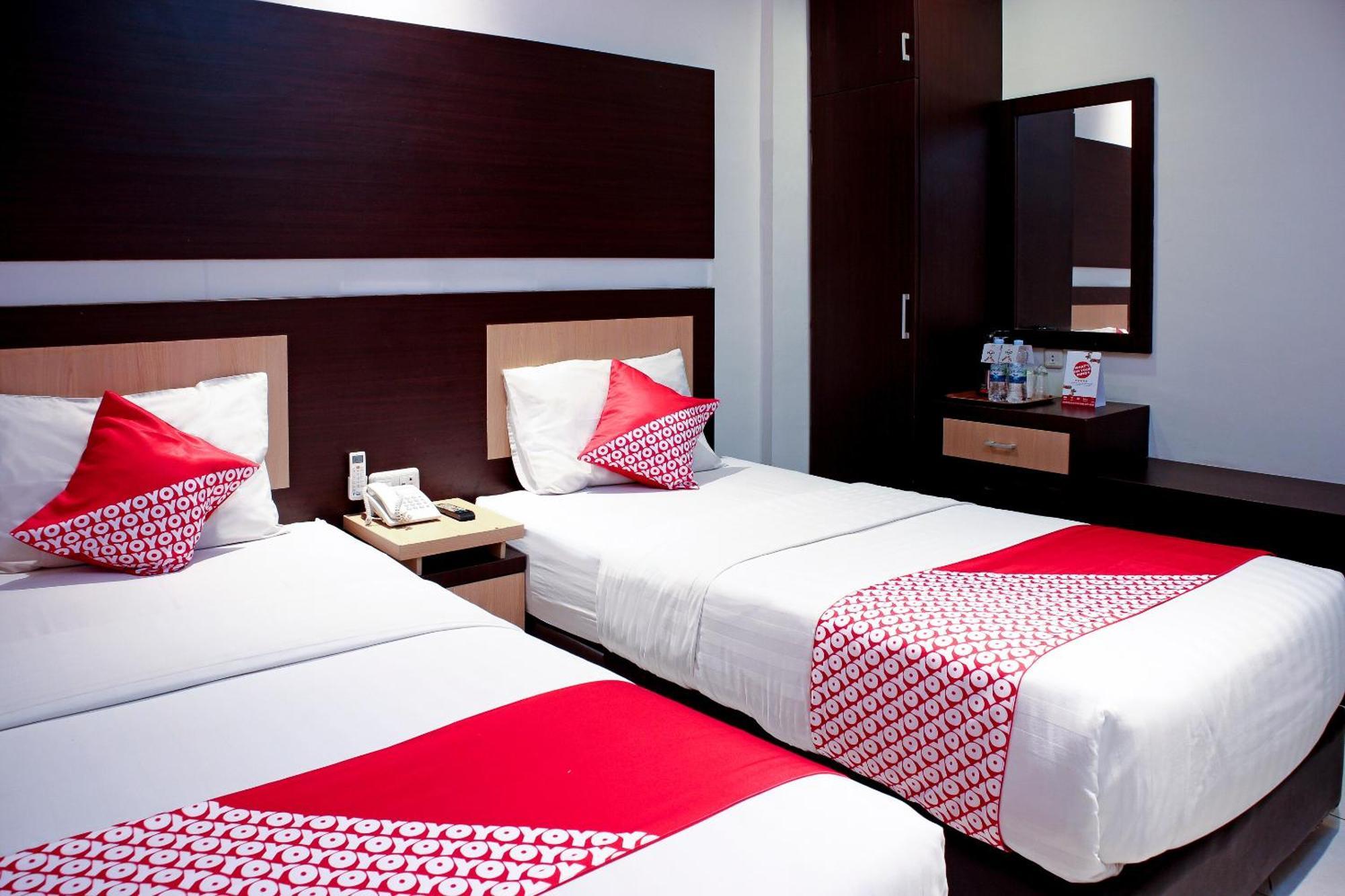 Oyo 1009 Hotel Bumi Malaya Медан Экстерьер фото